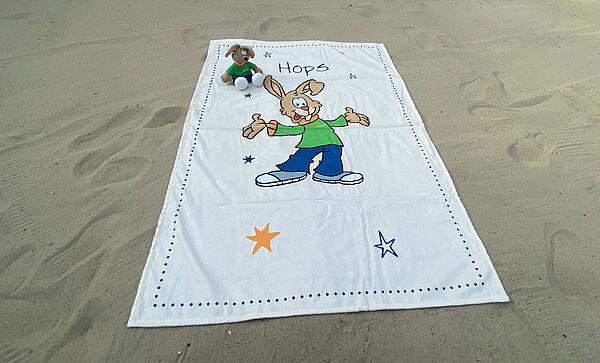 Weissenhäuser Strand Hopsshop - Angebot des Monats: Hops Handtuch und Hops Plüschtier